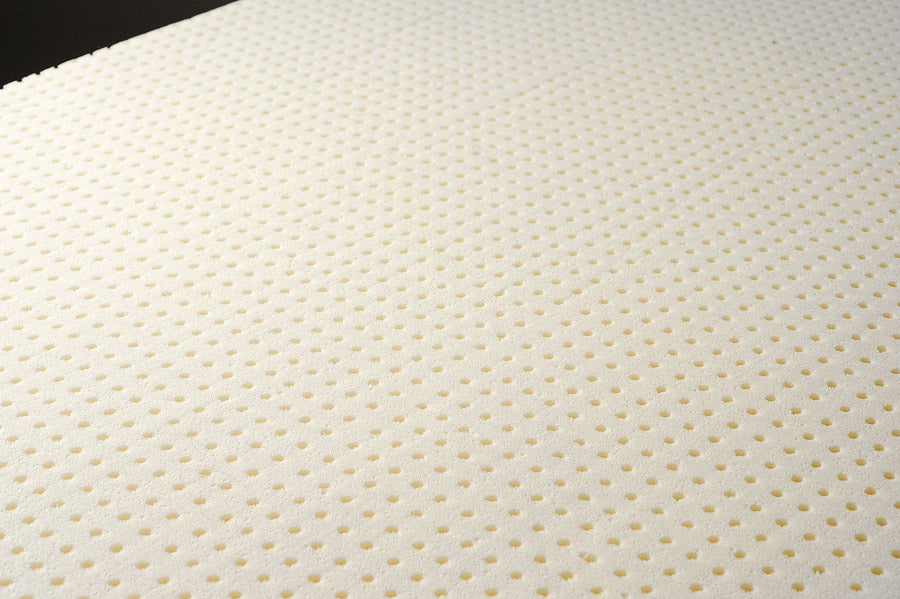 Modello Accursi:   Materasso completamente naturale composta da:  - Lattice Talalay  H20 microforato 100% naturale, traspirante, antidecubito e antisoffoco.  - Rivestito con tessuto sfoderabile, antiacaro e anallergioco, lavabile in lavatrice.     *Prodotto indeformabile, certificato e garantito 8 anni.