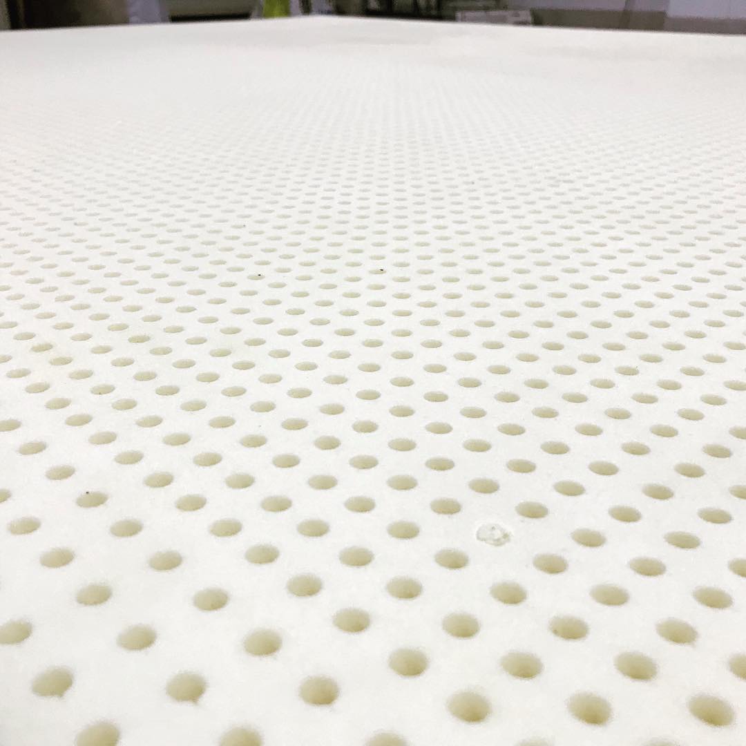 Modello Accursi:   Materasso completamente naturale composta da:  - Lattice Talalay  H20 microforato 100% naturale, traspirante, antidecubito e antisoffoco.  - Rivestito con tessuto sfoderabile, antiacaro e anallergioco, lavabile in lavatrice.     *Prodotto indeformabile, certificato e garantito 8 anni.